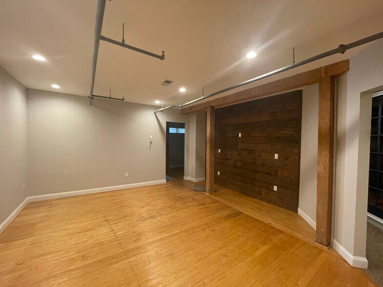 More Photos Of 120 N Laurens St, Greenville Office For Lease