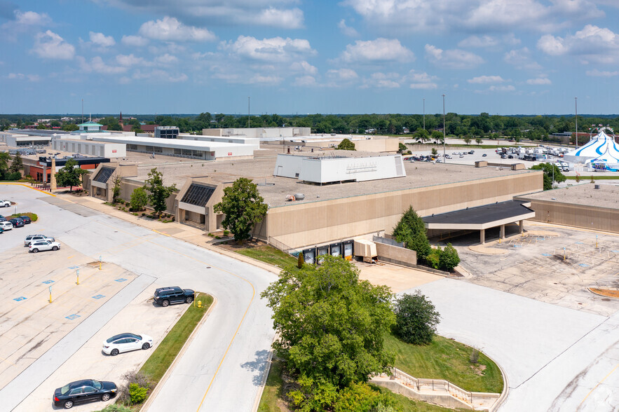 Primary Photo Of 2 Orland Square Dr, Orland Park General Retail For Lease