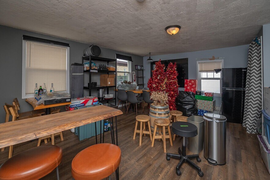 More Photos Of 228 E Main St, Waterford Bar For Sale