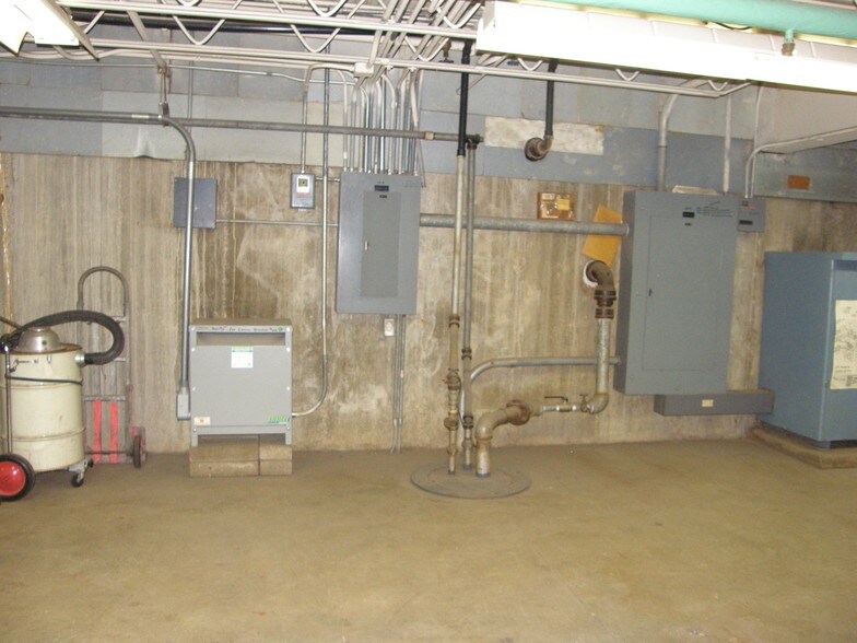 More Photos Of 2112 Industrial Dr, Niles Manufacturing For Sale