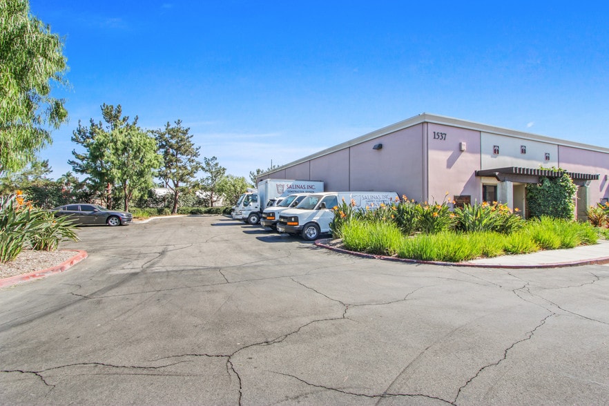 More Photos Of 1537 E McFadden Ave, Santa Ana Manufacturing For Lease