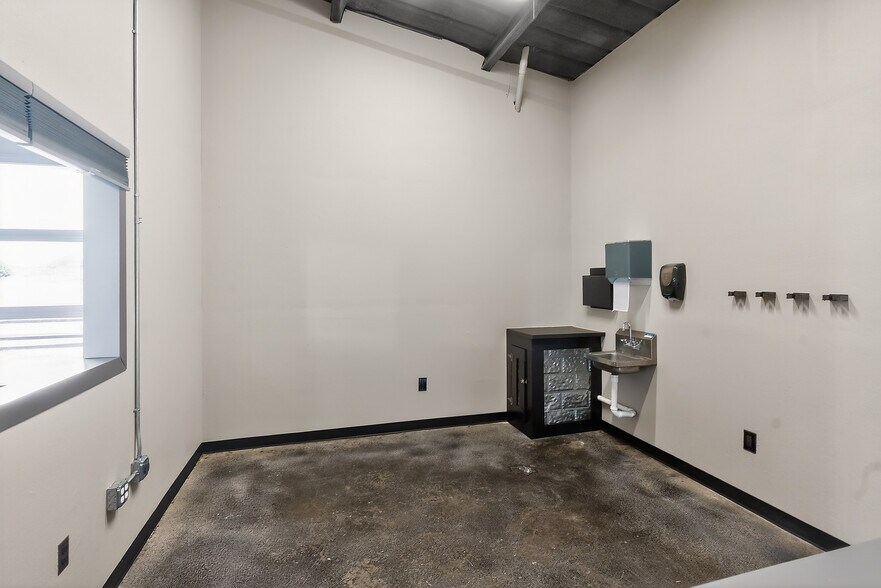 More Photos Of 2795 SW Wilshire Blvd, Burleson Flex For Lease