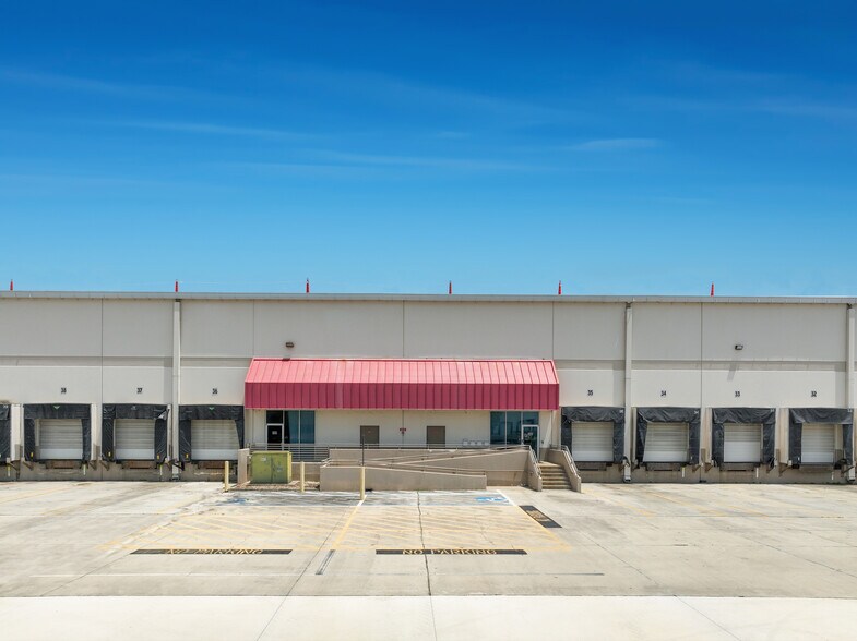 More Photos Of 401 Gills Dr, Orlando Warehouse For Lease