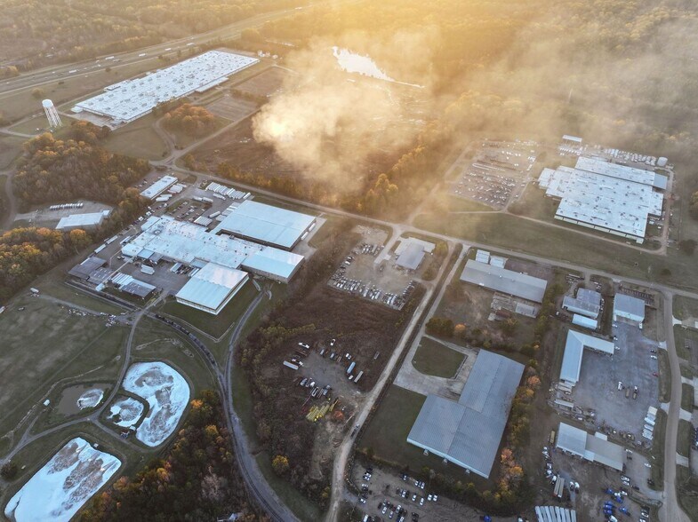 More Photos Of 1014 Industrial Park Dr, Clinton Warehouse For Lease