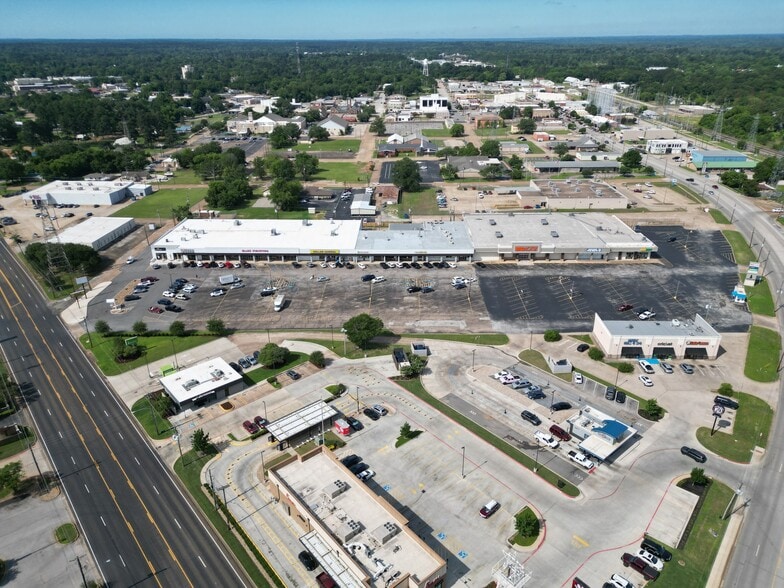More Photos Of 102-110 Midtown Dr, Kilgore General Retail For Lease