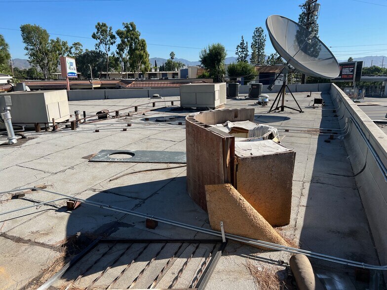 More Photos Of 9121 Woodman Ave, Arleta Storefront Retail Office For Sale