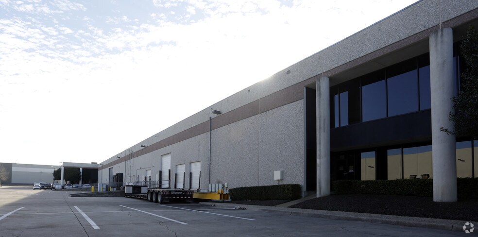 More Photos Of 1505 Wallace Dr, Carrollton Warehouse For Lease