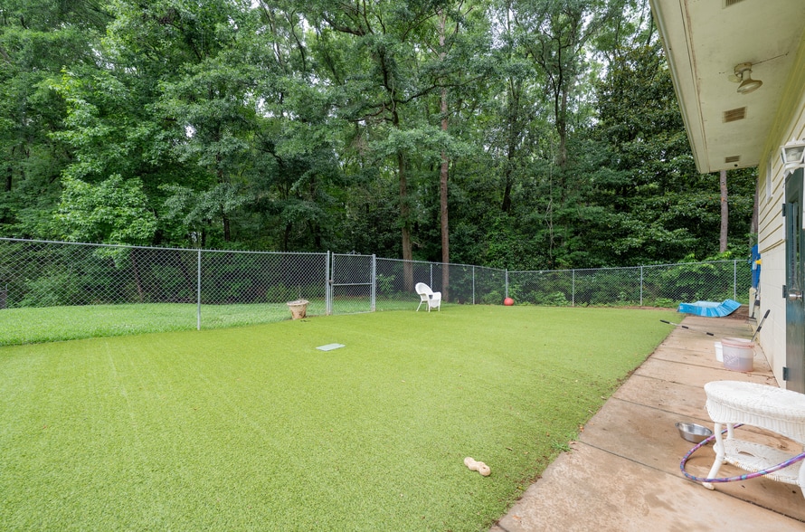 More Photos Of 22 Jefferson Pl, Newnan Veterinarian Kennel For Sale