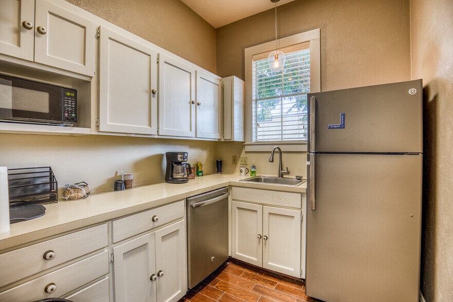 More Photos Of 1600 S Day St, Brenham Medical For Sale