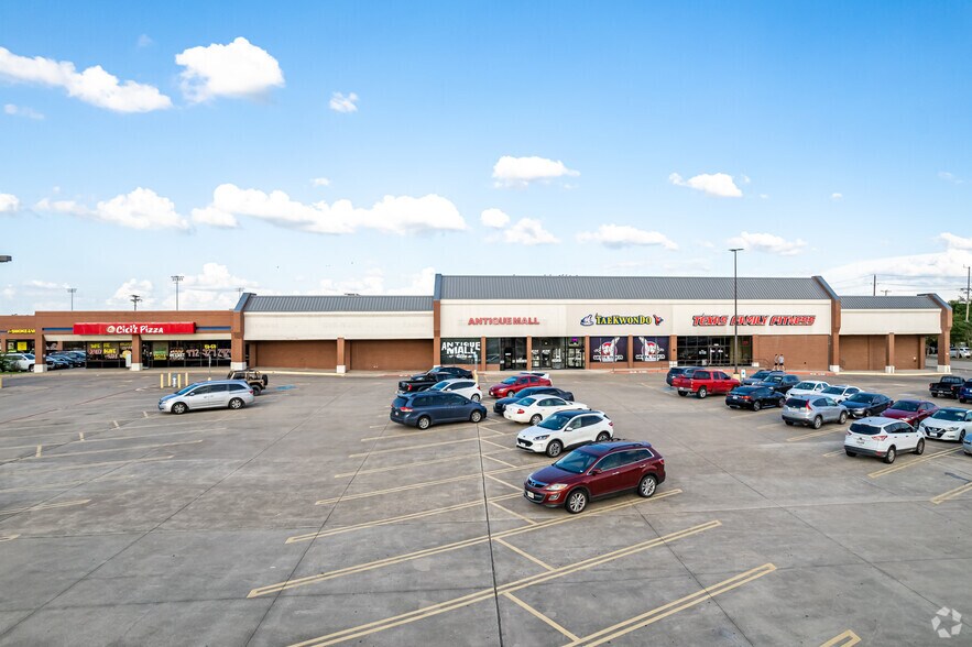 More Photos Of 204-206 N Greenville Ave, Allen Unknown For Lease