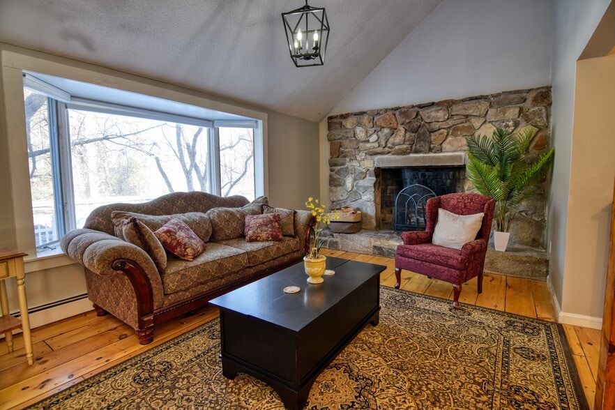 More Photos Of 27 Route 25, Plymouth Hospitality For Sale