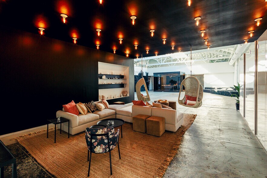 More Photos Of 3146 W Chicago Ave, Chicago Showroom For Sale