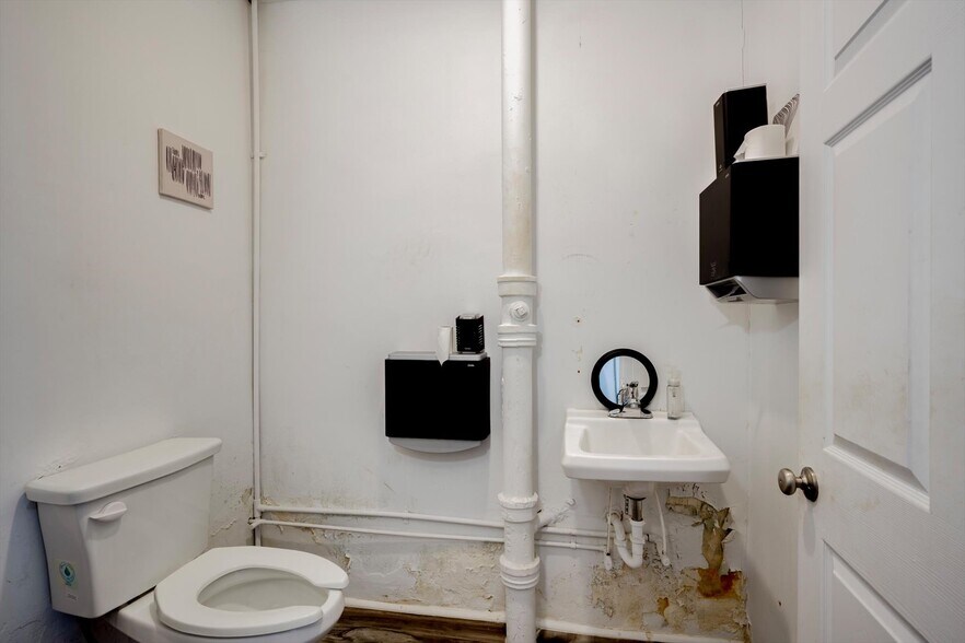 More Photos Of 111 Main Street, Lincolnton Flex For Sale