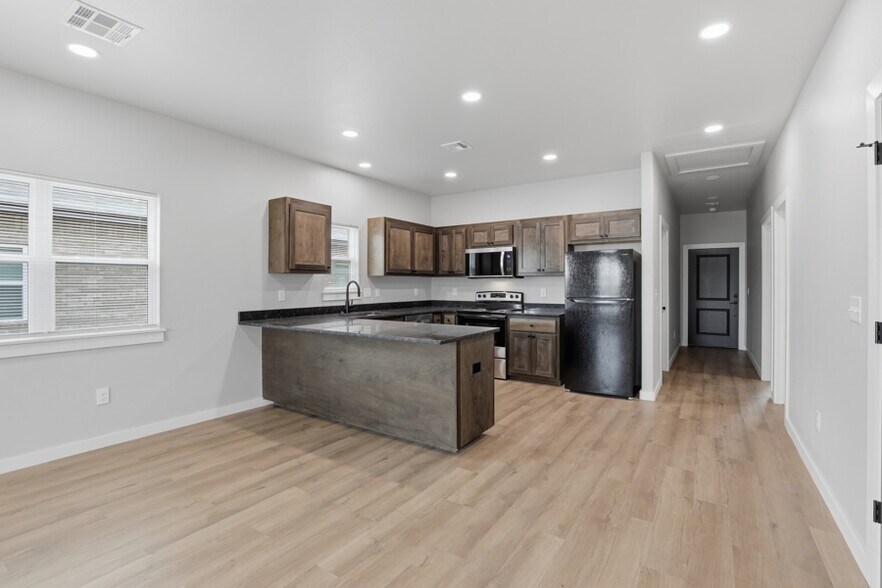 More Photos Of 3611 & 3613 Frontier Avenue, Ponca City Specialty For Sale