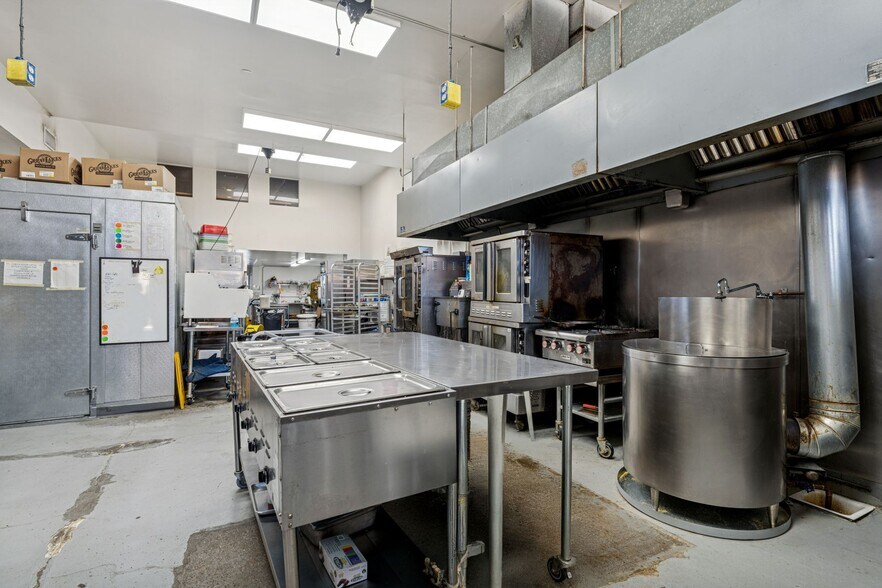 More Photos Of 942-944 W Huron St, Chicago General Retail For Sale