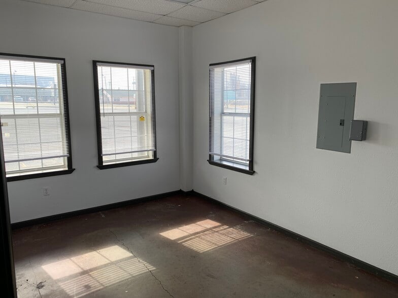 More Photos Of 6305-A-6305-B E 11th St, Tulsa Auto Dealership For Lease