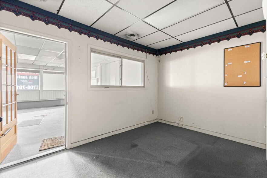 More Photos Of 26905 Plymouth Rd, Redford Township Freestanding For Lease