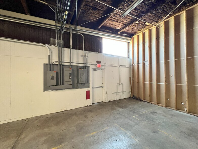 More Photos Of 2525 N Center St, Bonham Manufacturing For Lease