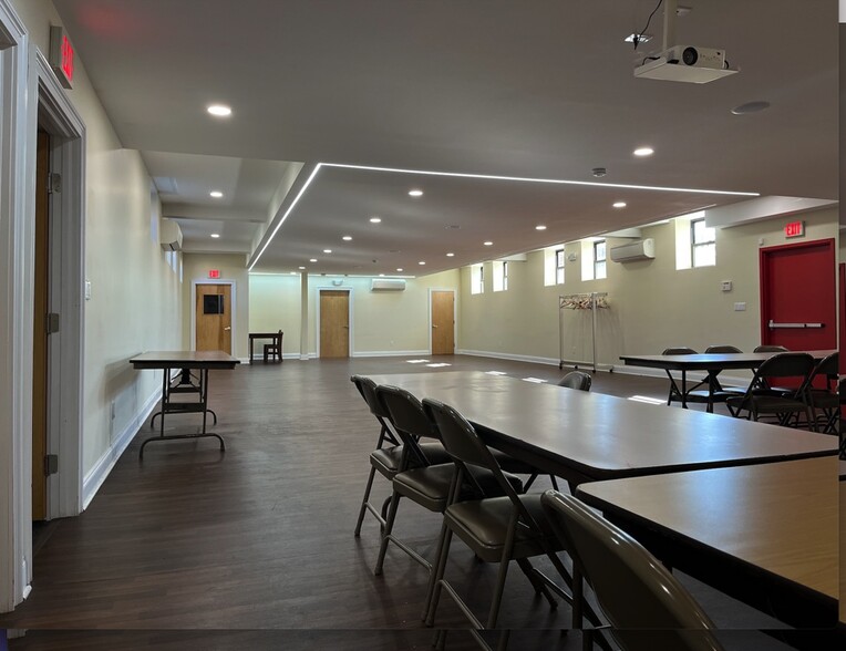 Primary Photo Of 11642 Farmers Blvd, Saint Albans Religious Facility For Lease