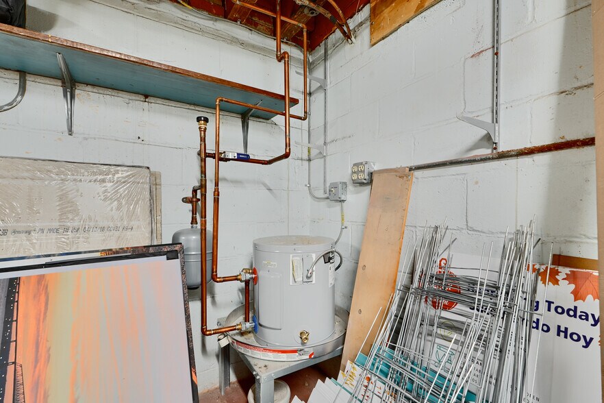 More Photos Of 11 Center Pl, Dundalk Office For Sale