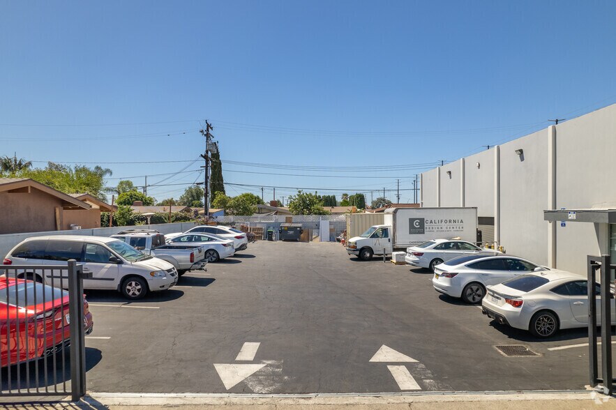 More Photos Of 565 N Tustin St, Orange Freestanding For Sale