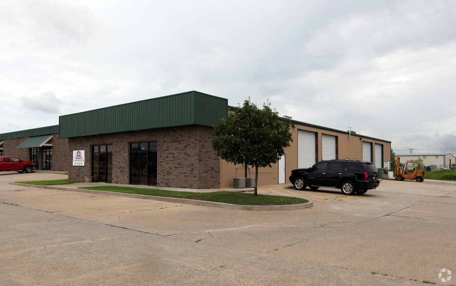More Photos Of 901-905 S 9th St, Broken Arrow Unknown For Lease