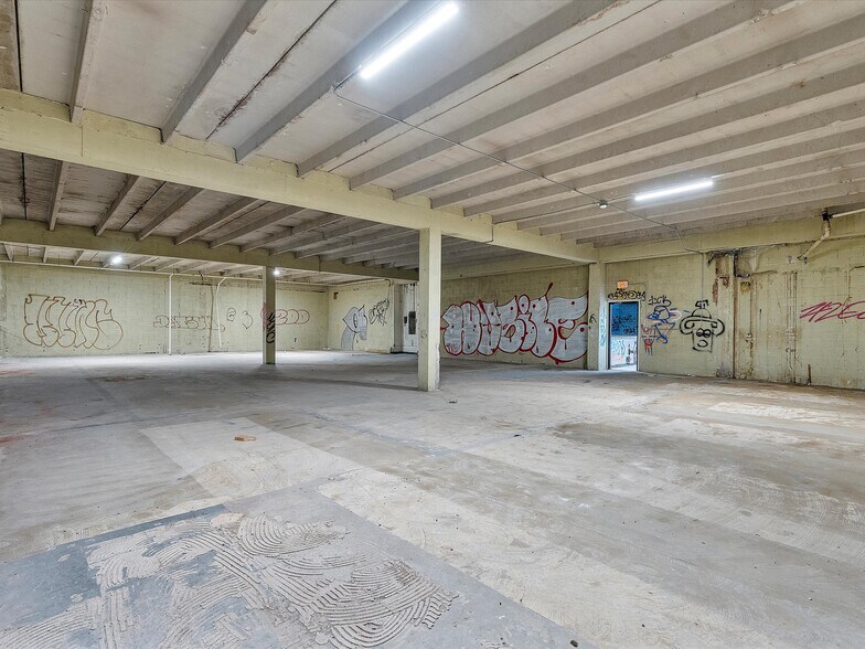More Photos Of 301 NW 36th St, Miami General Retail For Sale