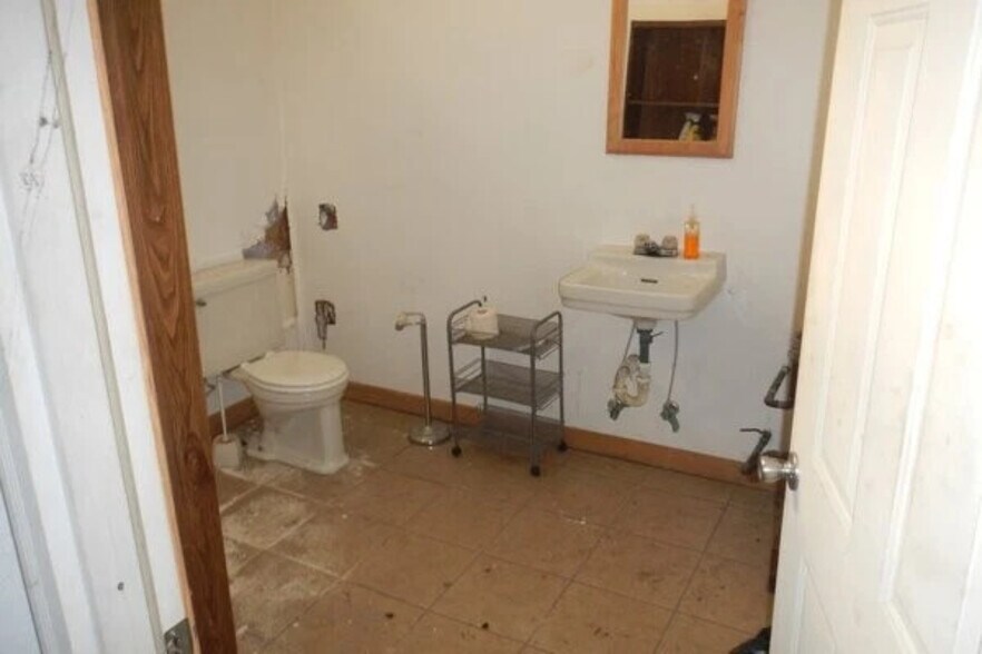 More Photos Of 4225 East St, Akron Office For Sale