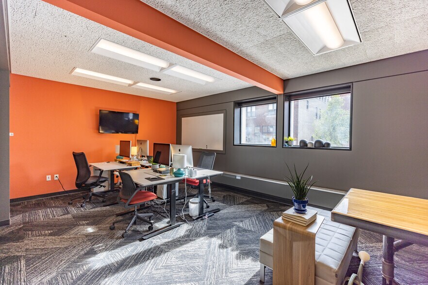 More Photos Of 402-404 E 4th St, Waterloo Office Residential For Sale