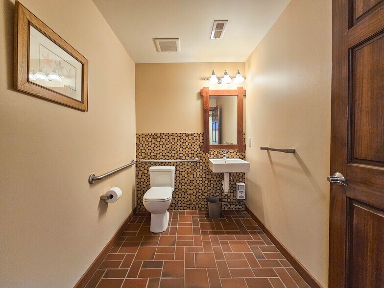 More Photos Of 4502 S 42nd St, Omaha Office For Sale