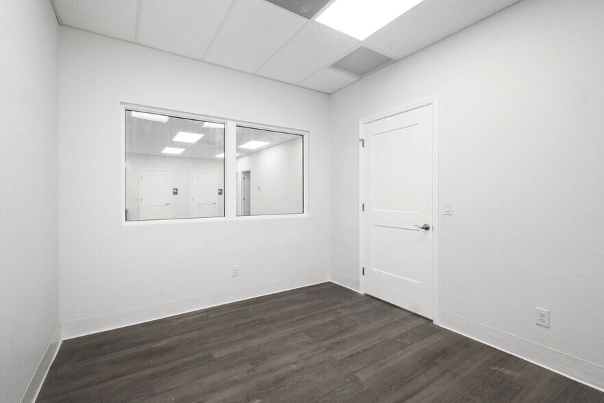 More Photos Of 3801 Bee Ridge Rd, Sarasota Storefront For Lease