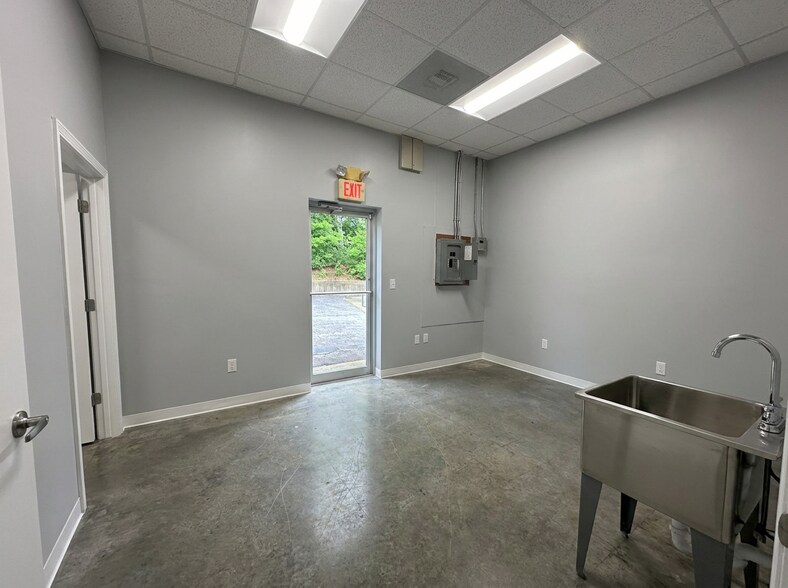 More Photos Of 500 Thornton Rd, Lithia Springs Auto Repair For Lease