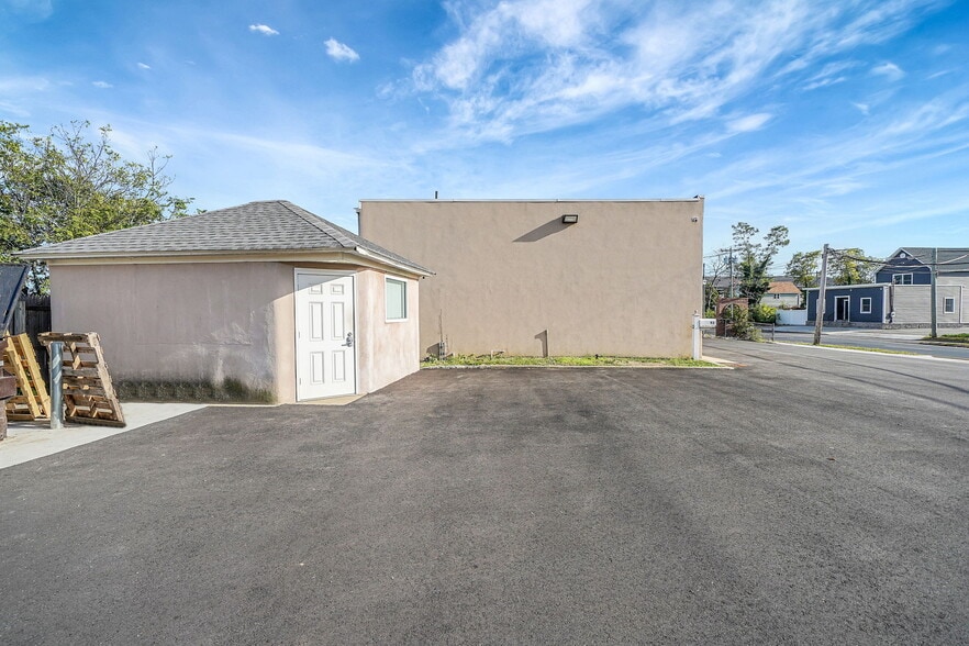 More Photos Of 93 N Clinton Ave, Bay Shore Warehouse For Sale