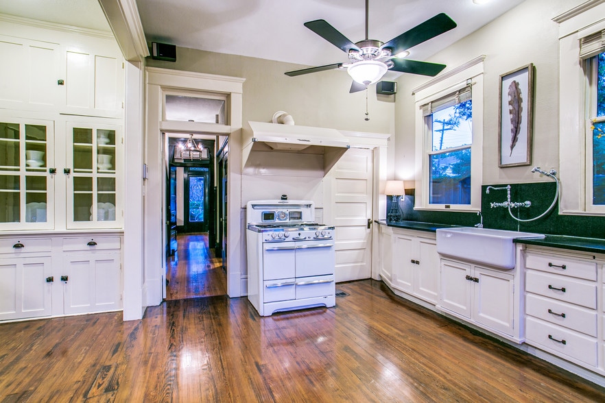 More Photos Of 3403 Knight St, Dallas Office For Lease