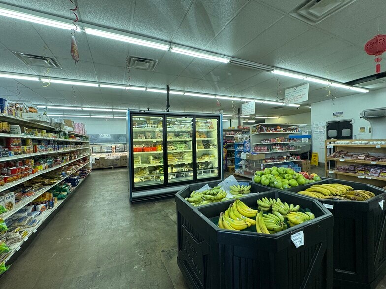 More Photos Of 21001-21015 Sherman Way, Canoga Park Freestanding For Lease