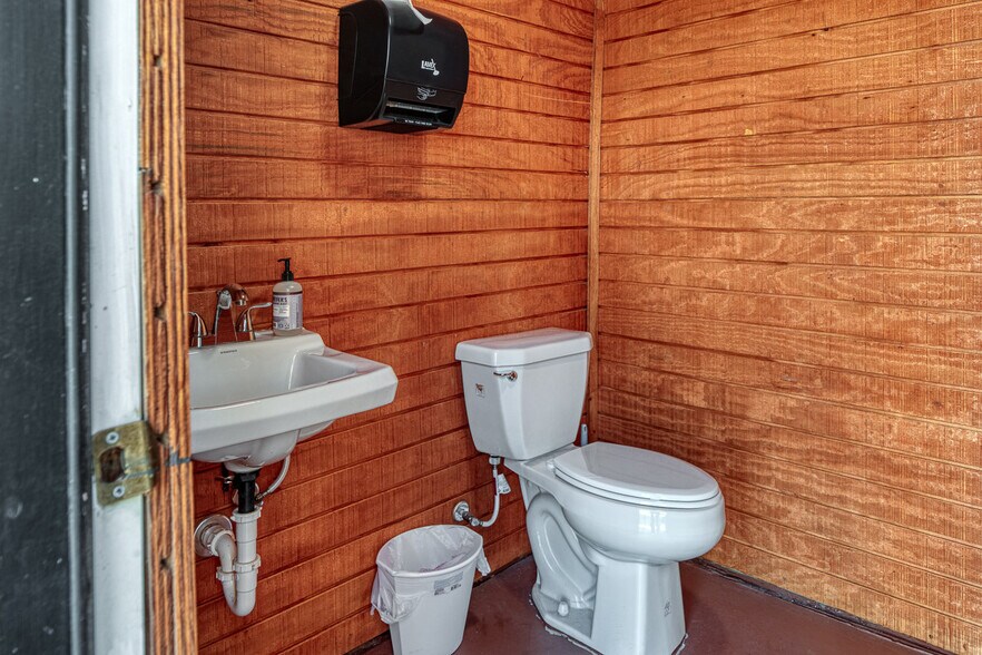 More Photos Of 607 W Gibbs St, Del Rio General Retail For Sale