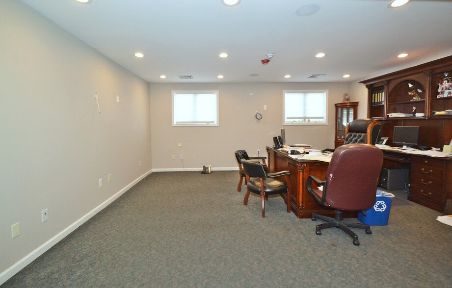 More Photos Of 590 Sunrise Hwy, Baldwin Freestanding For Lease