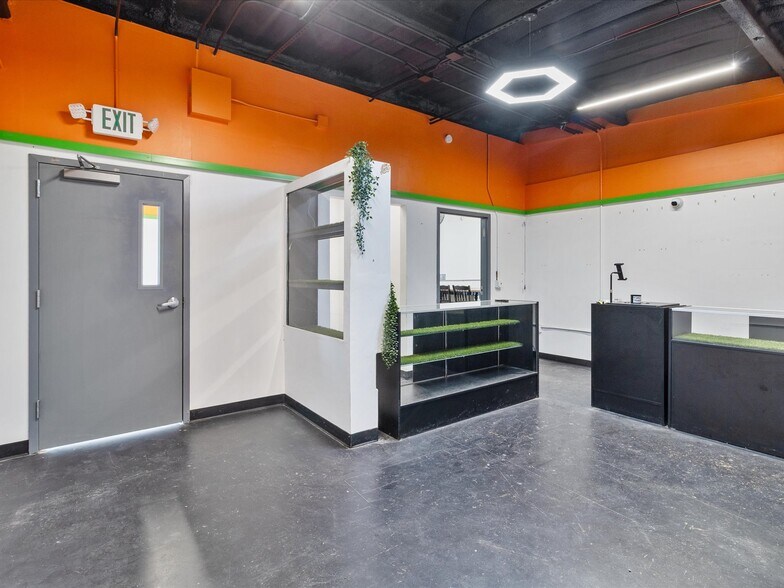 More Photos Of 700 N Main St, Lexington Warehouse For Lease