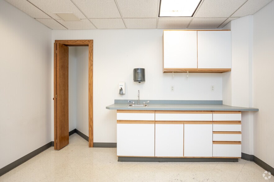 More Photos Of 205 W Market St, Lima Office For Sale