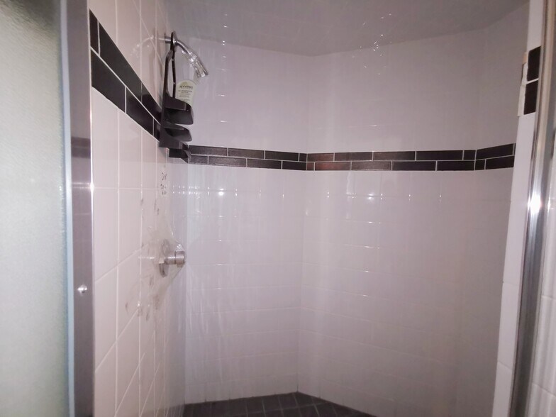 More Photos Of 3871 N Fraser Way, Burnaby Showroom For Sale