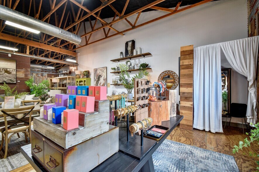 More Photos Of 330 W Mercer St, Dripping Springs Freestanding For Lease