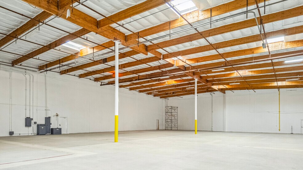 More Photos Of 850 Flynn Rd, Camarillo Warehouse For Lease