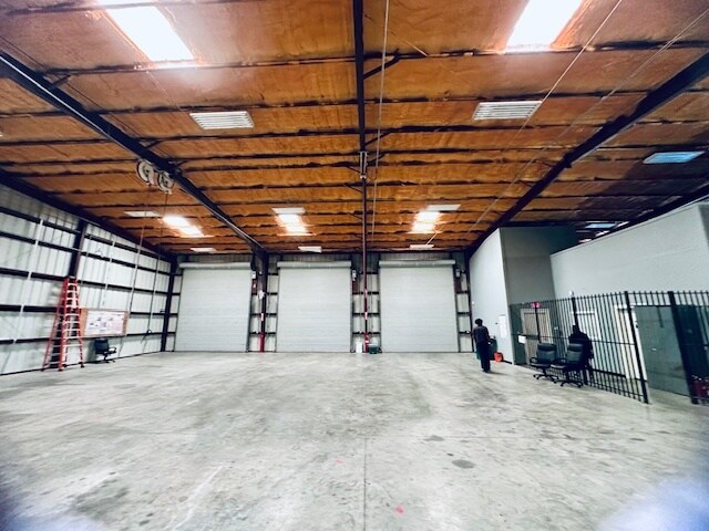 More Photos Of 205 E Wallisville Rd, Highlands Warehouse For Lease