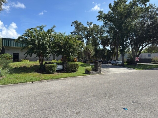 More Photos Of 878 Waterway Pl, Longwood Warehouse For Lease