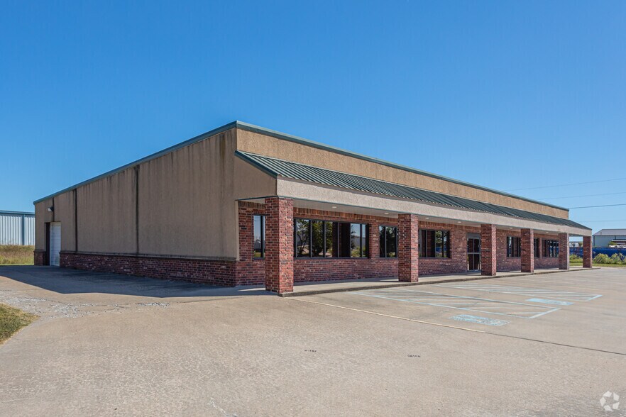 More Photos Of 2501 SW Aviation St, Bentonville Loft Creative Space For Lease