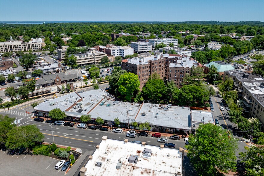 More Photos Of 1-41 S Middle Neck Rd, Great Neck Storefront For Lease