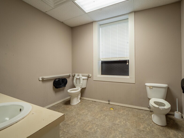 More Photos Of 122 E Carl Albert Pky, Mcalester Office For Sale