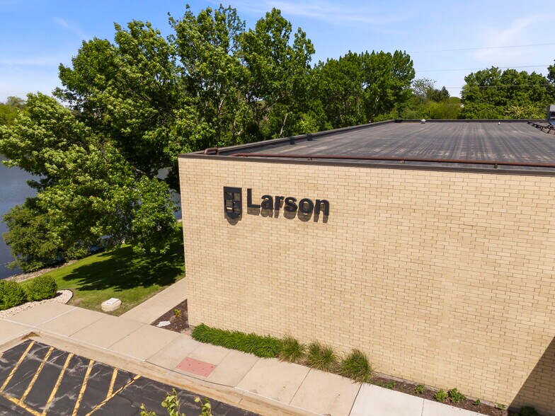 More Photos Of 1488 Bond St, Naperville Office For Sale