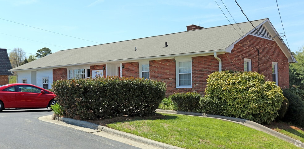 More Photos Of 3536 Vest Mill Rd, Winston-Salem Office Residential For Lease