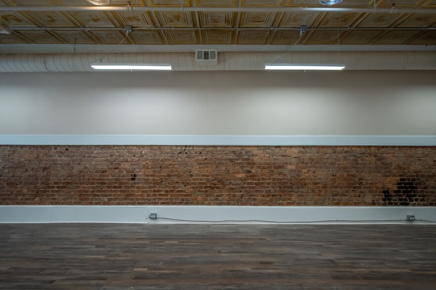 More Photos Of 142 N Jackson St, Athens Storefront Retail Residential For Lease